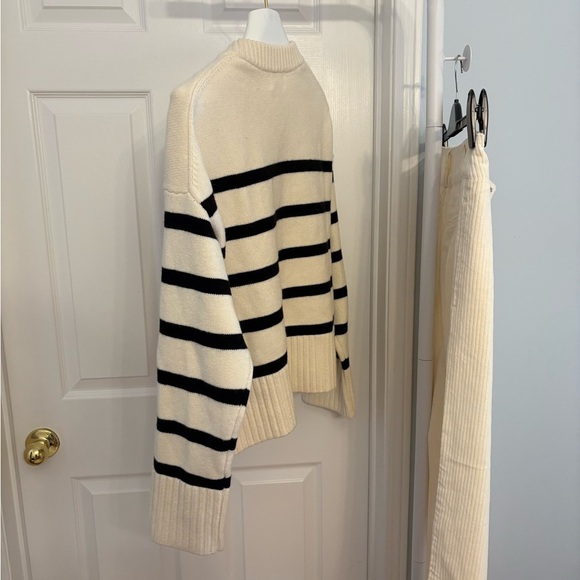 H&M Off White & Black Striped Crewneck Sweater Size Small - Picture 9 of 13